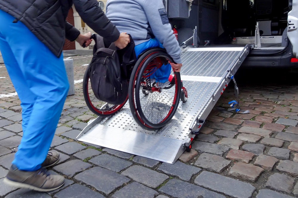 Госдума ввела штрафы за высадку инвалидов из транспорта