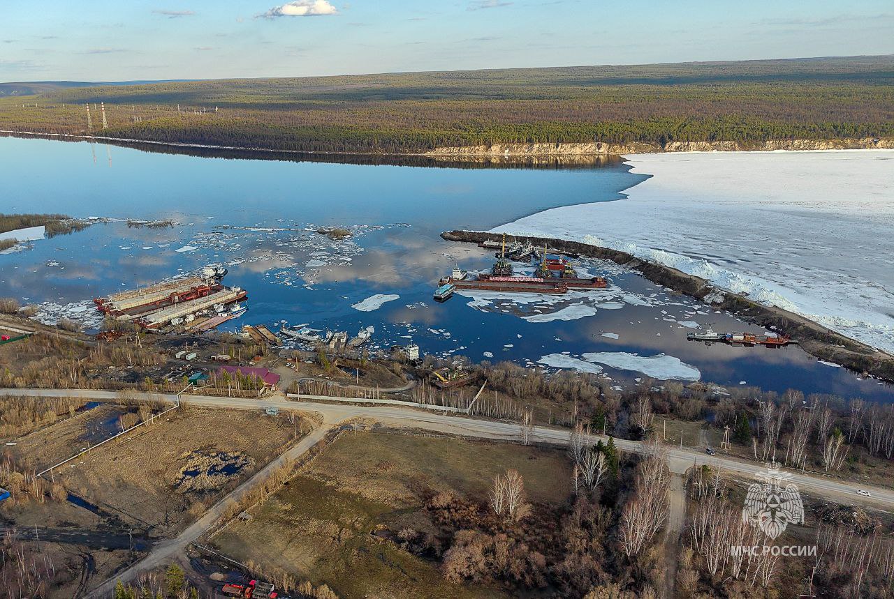 Активная фаза ледохода на реке Лене началась в Олекминском районе Якутии
