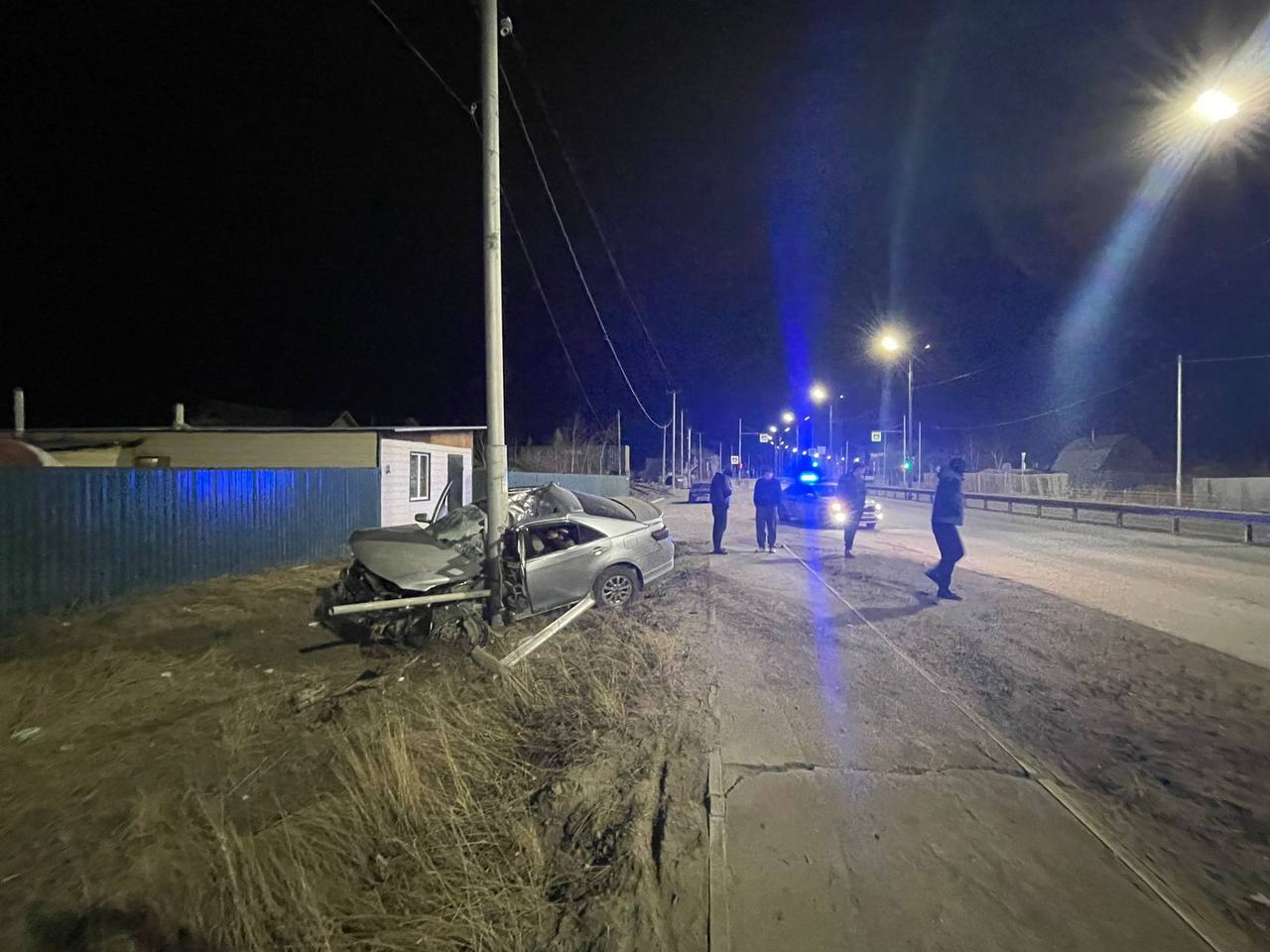 В Якутске автомобиль врезался в уличный фонарь. Пострадали пассажиры