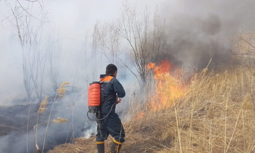 Возгорание сухой травы ликвидируют на Зеленом лугу Якутска. Угрозы населенному пункту нет