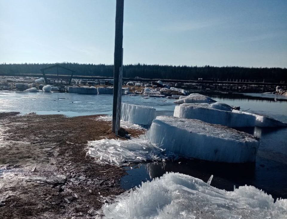 Уровень воды в реке Нюе снижается у якутского села Орто-Нахара