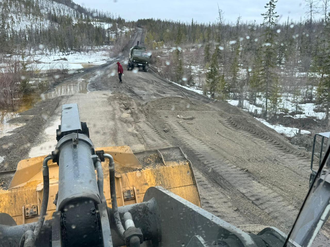 Автодорогу «Амга» размыло талыми водами в Якутии