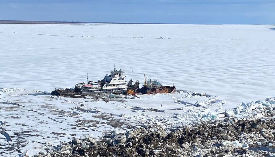 Два судна затонули при ледоходе в Жиганском районе