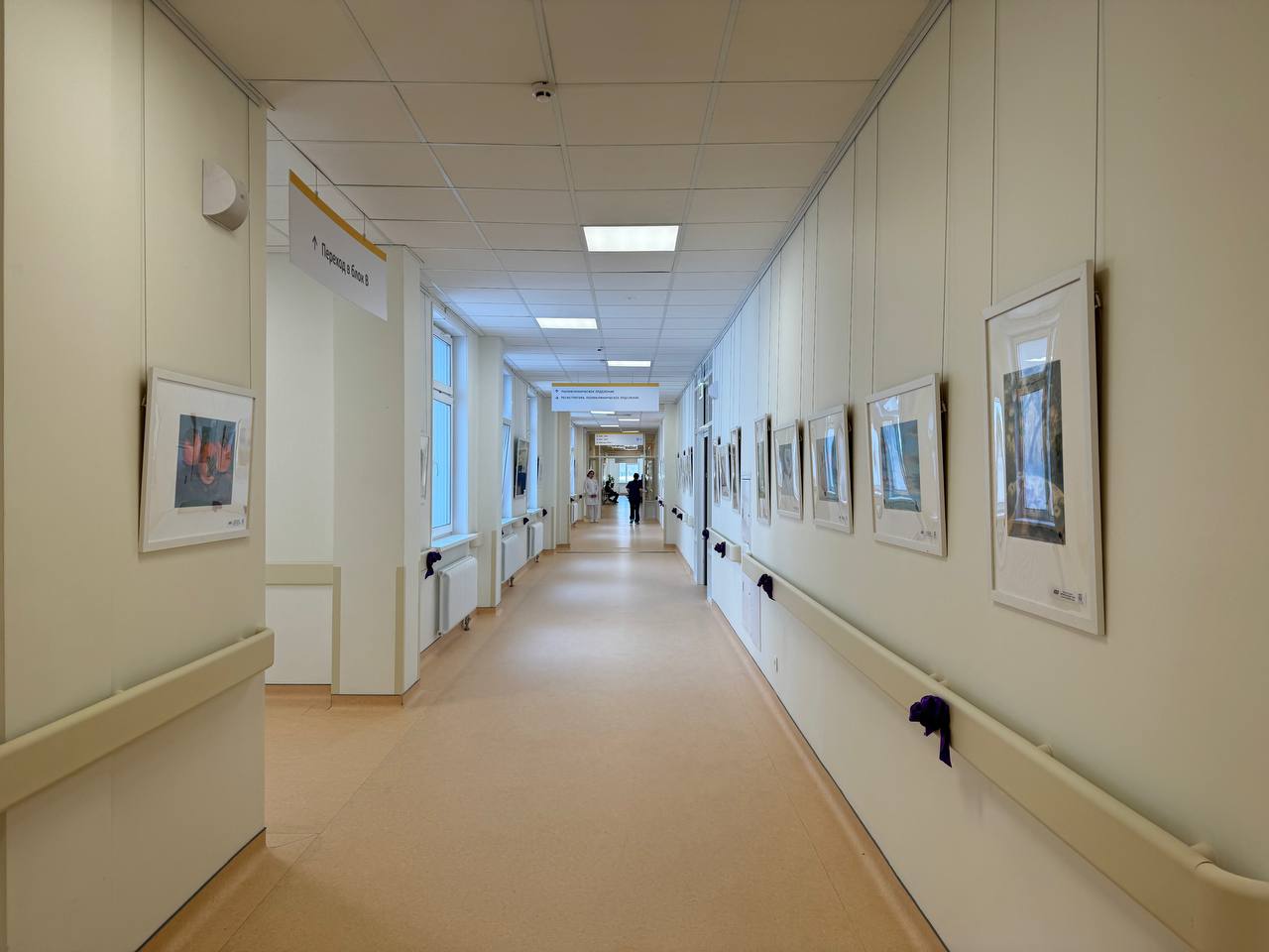 Выставка картин пациентов открылась в онкодиспансере Якутии