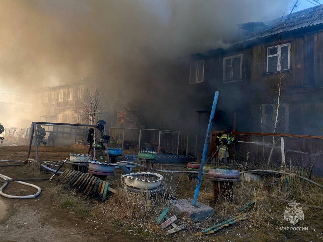 Пожар произошел в двухэтажном жилом доме по улице Челюскина в Якутске