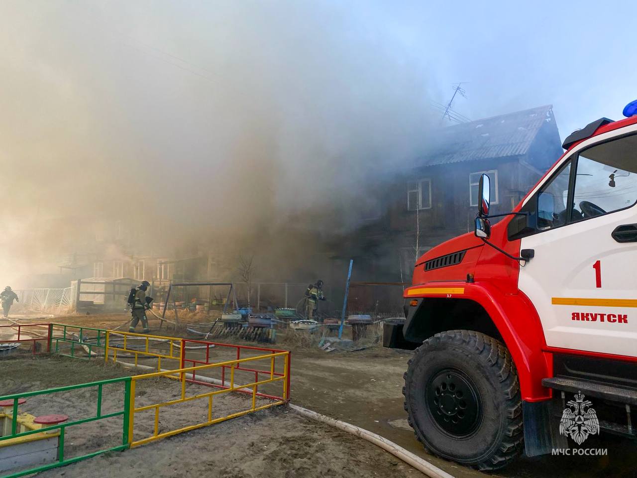 Пожар ликвидировали в двухэтажном жилом доме по улице Челюскина в Якутске