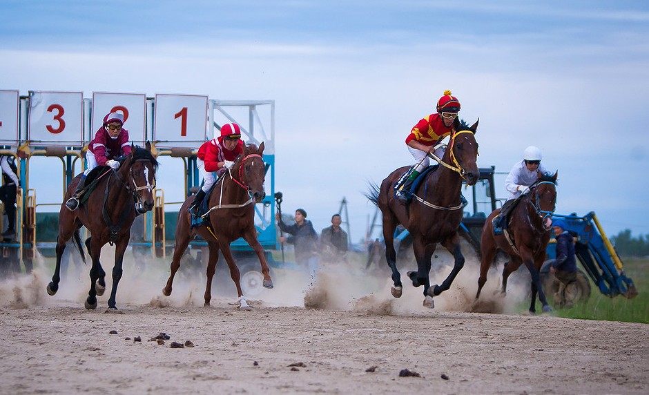 Приз главы Якутии вручат победителю конных скачек на 2400 метров на Ысыахе Туймаады