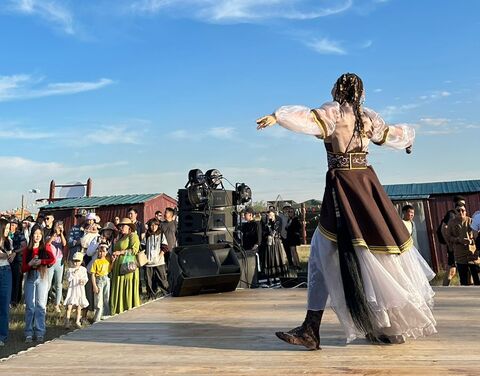 Порядка тысячи участников собрал молодежный фестиваль «Ыччат ситимэ-2024» на «Үс Хатыҥ»