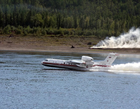 Самолет Бе-200 ЧС сбросил свыше 100 тонн воды на двух лесных пожарах