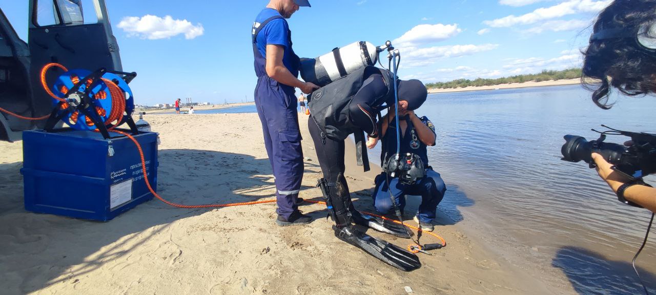 Водолазы спасли двоих людей во время съемок репортажа в Якутске