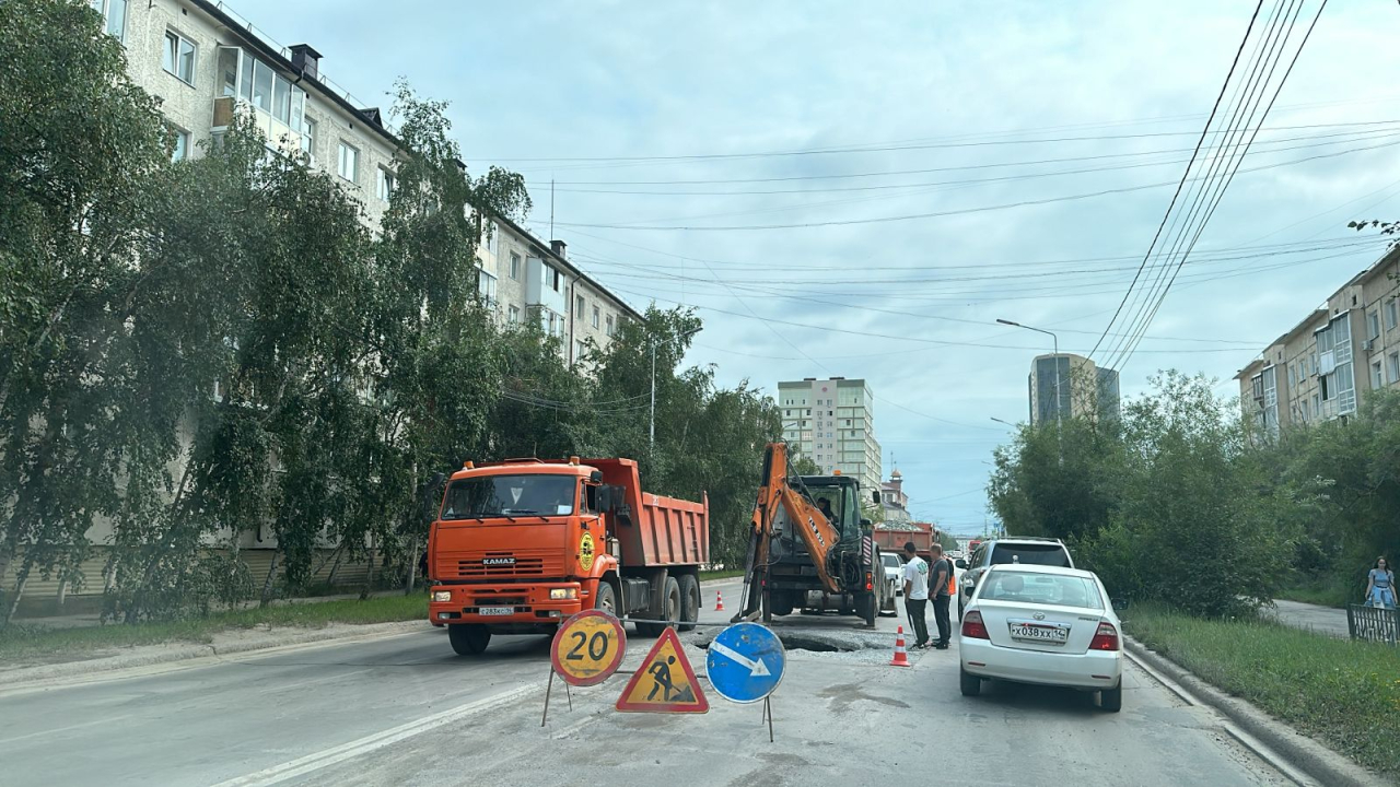 Провал на улице Дзержинского устраняют в Якутске