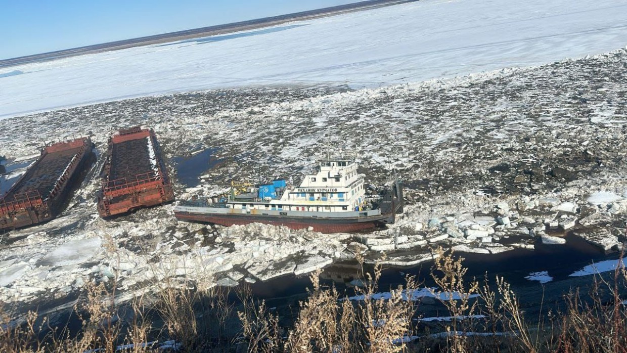 Два затонувших из-за ледохода судна поднимут в Жиганском районе Якутии